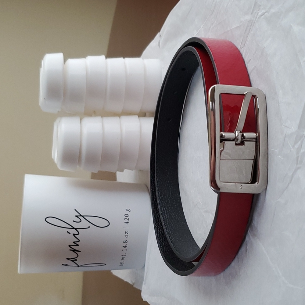 EXPRESS Belt Size  M  REVERSIBLE YOU CAN WEAR BOTH SIDES.  Black and Red